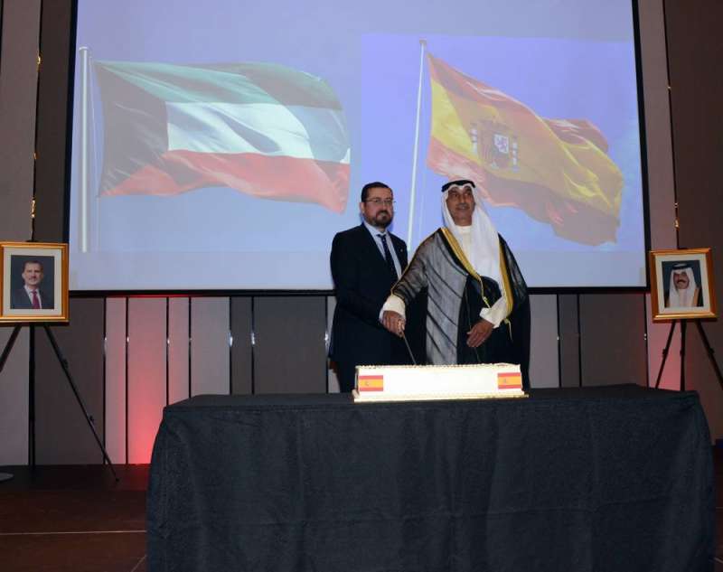 الظفيري مشاركاً السفير قص قالب الحلوى