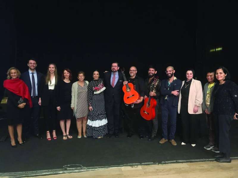 السفير الإسباني متوسطاً الفرقة فور انتهاء الحفل
