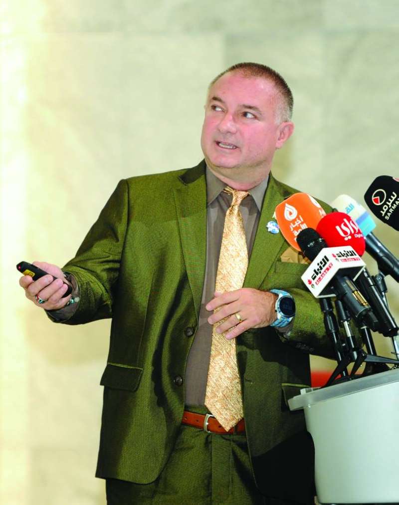 ميلر متحدثاً عن أنشطة «ناسا»
