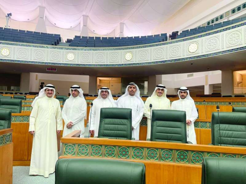 
النواب المتأخرون ومعهم المطير والعتيبي
