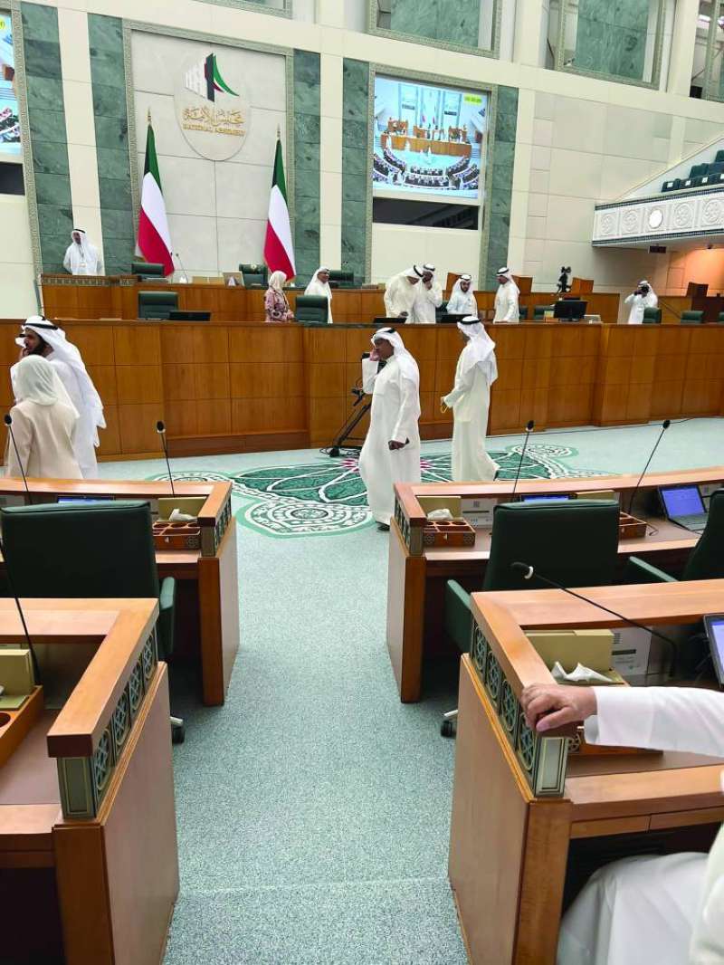 
النواب يغادرون بعد رفع الجلسة
