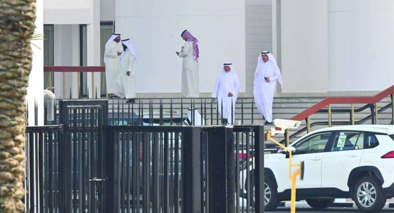 
نواب لدى مغادرتهم المجلس بعد رفع الجلسة (تصوير أسعد عبدالله)
