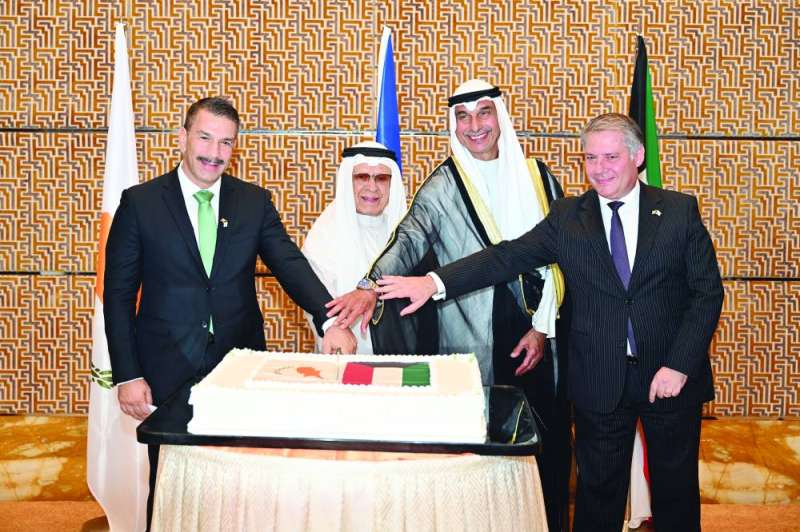 
الظفيري مشاركاً كورنيليو والسفير القبرصي ورجل الأعمال فهد المعجل قص قالب الحلوى 	(تصوير أسعد عبدالله)
