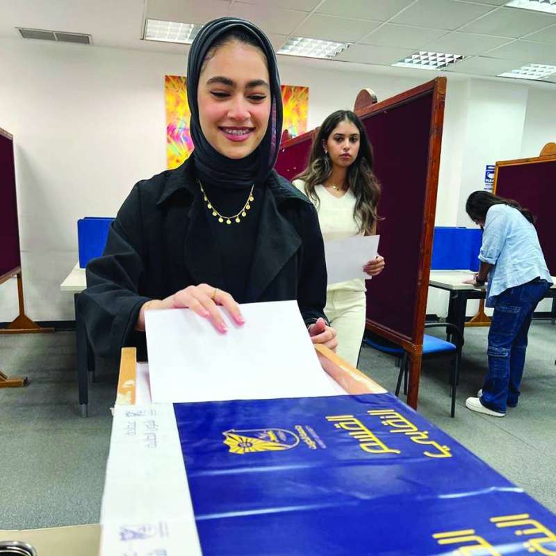 طالبة تُدلي بصوتها