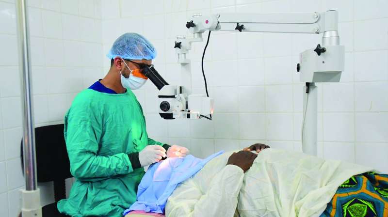 إحدى العمليات الجراحية للعيون