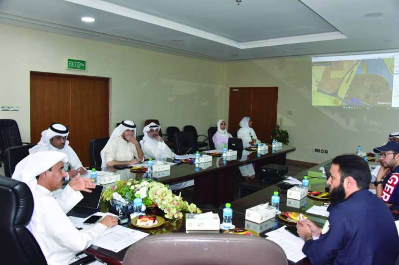 جانب من اجتماع لجنة المخيمات