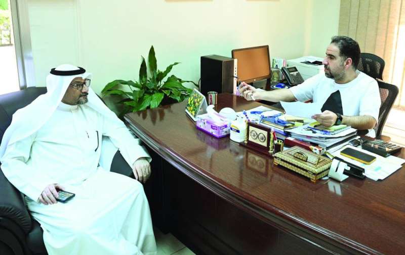 
يوسف الموسوي يتحدث للزميل ناصر الفرحان