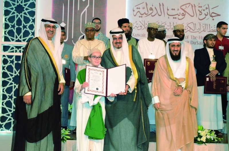 العبدالله والماجد وعمادي خلال تكريم أحد صغار الحفظة