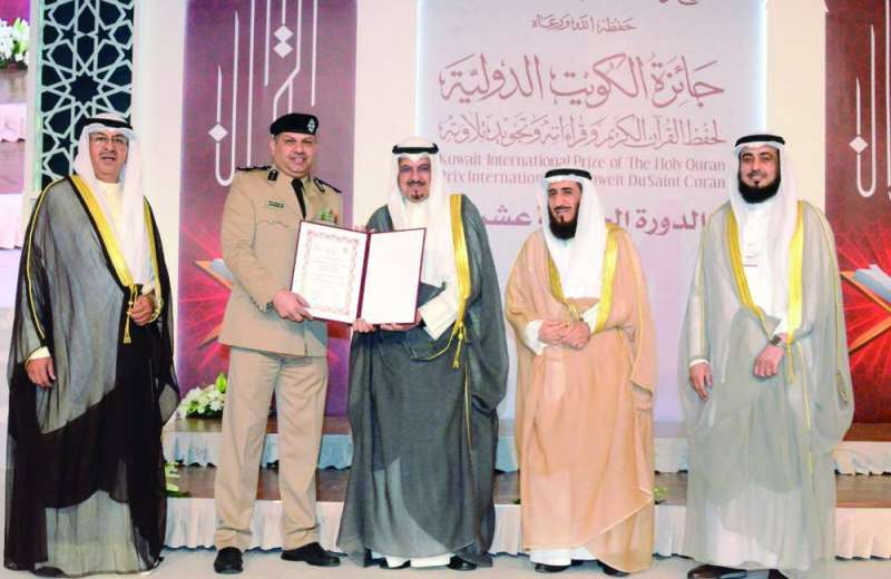 ممثل سمو الأمير مكرماً العقيد صالح سهيل الفائز بإحدى الجوائز ممثلاً عن وزارة الداخلية