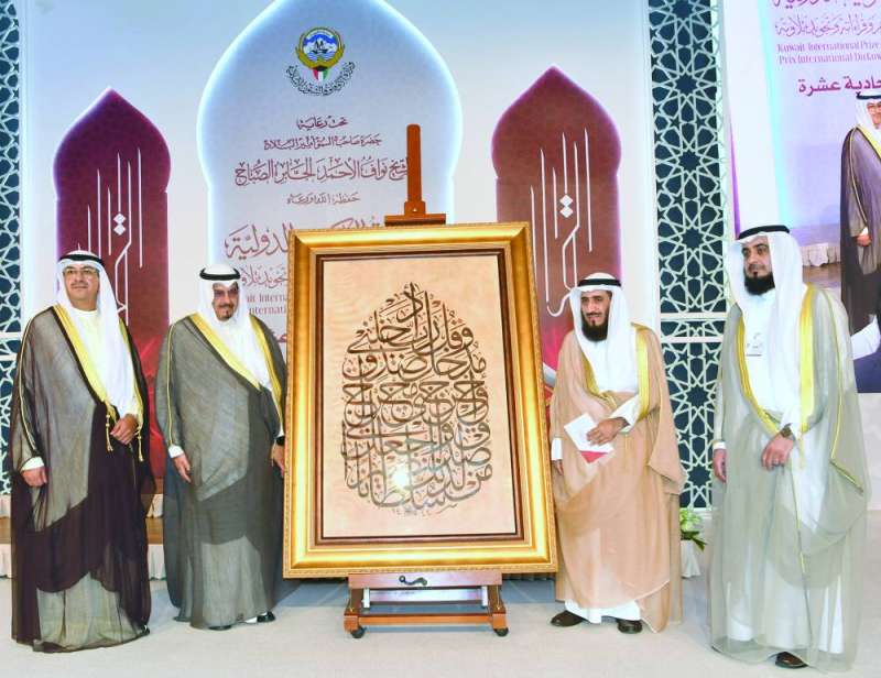 العبدالله متسلماً هدية تذكارية لسمو الأمير