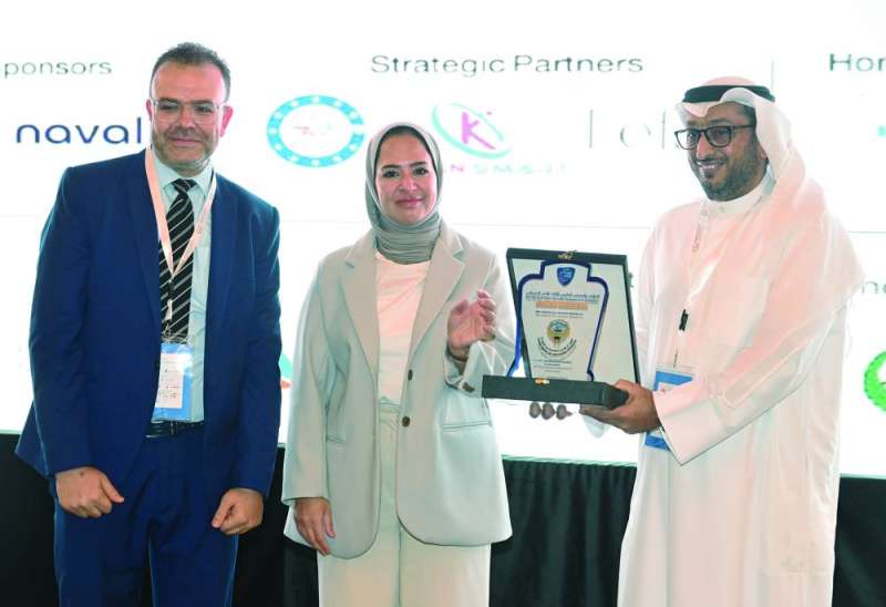 عمّار الحسيني مكرّماً الجهات المشاركة