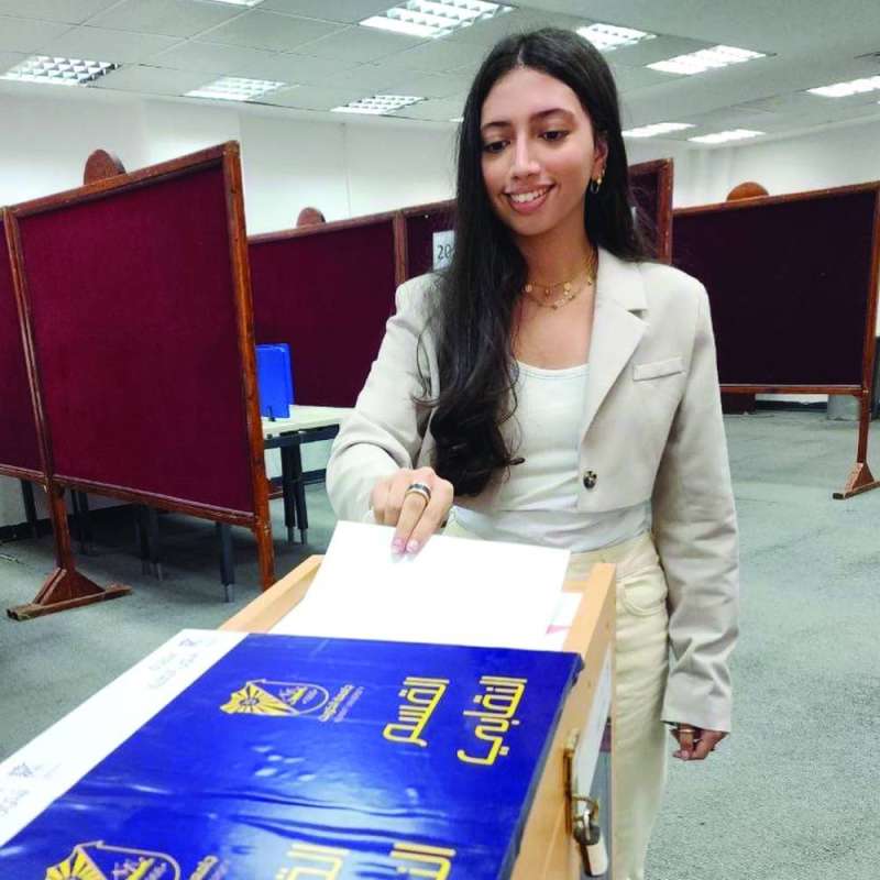 طالبة تُدلي بصوتها