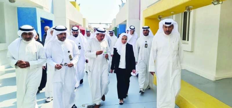 
الوزيرة خلال جولتها في دور الرعاية