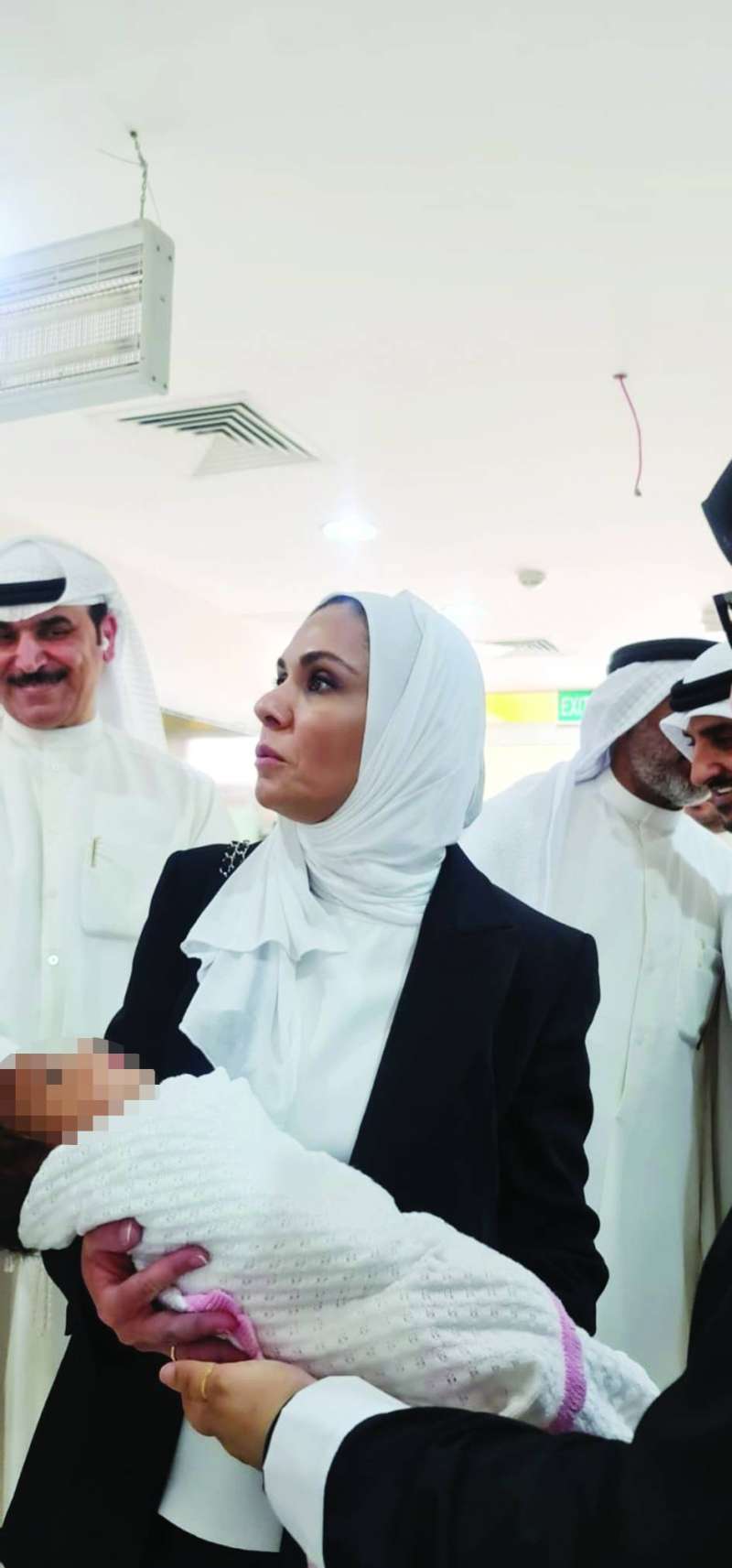 
البغلي تحمل رضيعة من نزلاء دار الإيواء 	