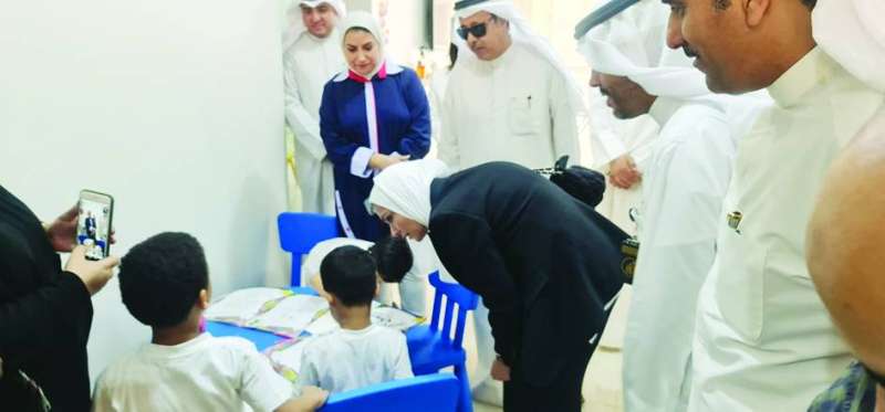 الوزيرة في حديث مع أطفال من نزلاء الإيواء