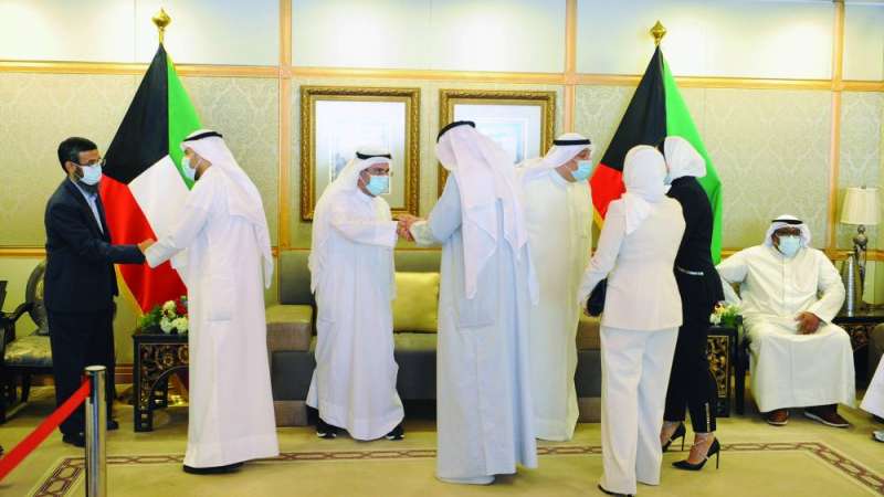 الوزير يستقبل المُهنّئين وقد وضع الكمامة (تصوير سعود سالم)