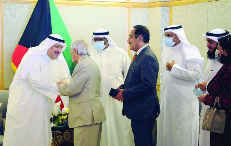 العوضي يتلقّى تهنئة هلال الساير ويبدو قيس الدويري