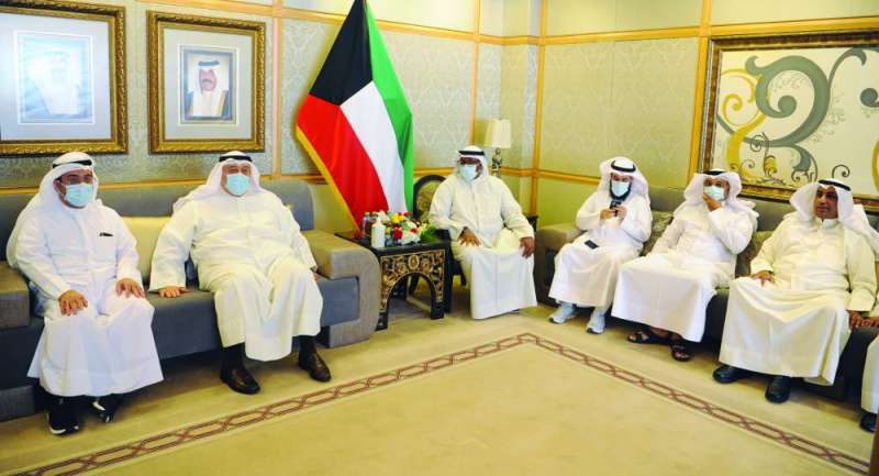 الوكيل والوزير مع بعض المُهنّئين