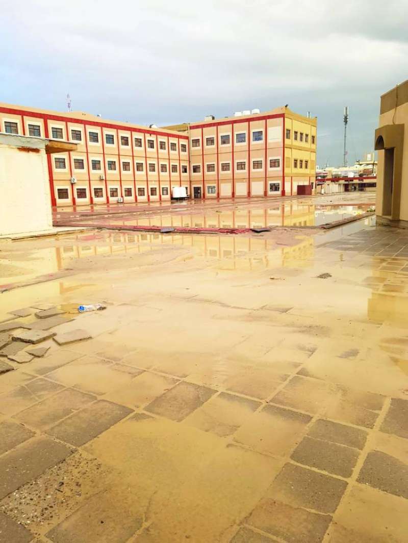 كثير من المدارس يعاني من مشكلة الخرير