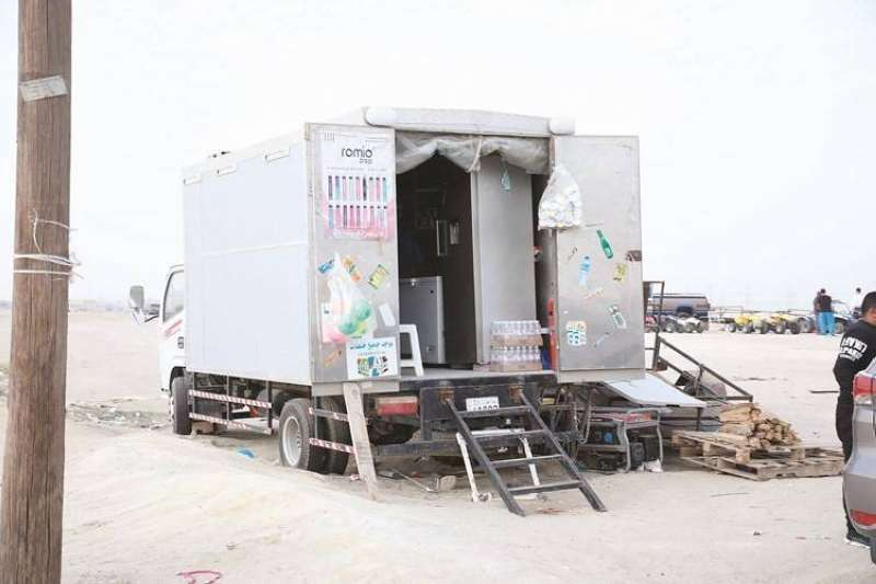 بقالة متنقلة بالقرب من المخيمات