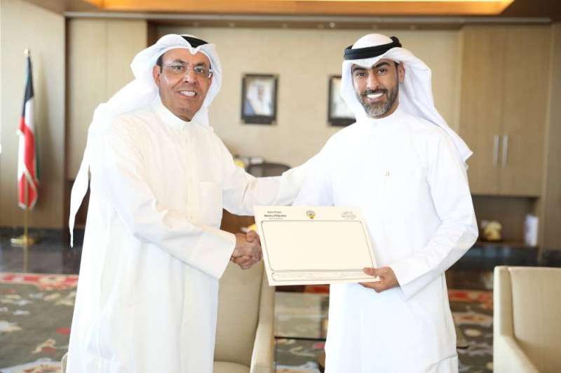 وزير التربية يكرم موظفين تقديرا لجهودهما في تسهيل معاملات المراجعين 