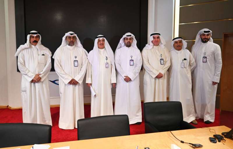 الدخان يتوسط قيادات «الكويتية» (تصوير أسعد عبدالله)