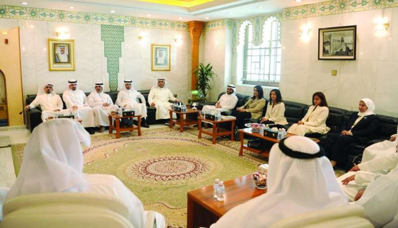 وزير البلدية خلال لقائه الأعضاء في مكتب عبدالله المحري
