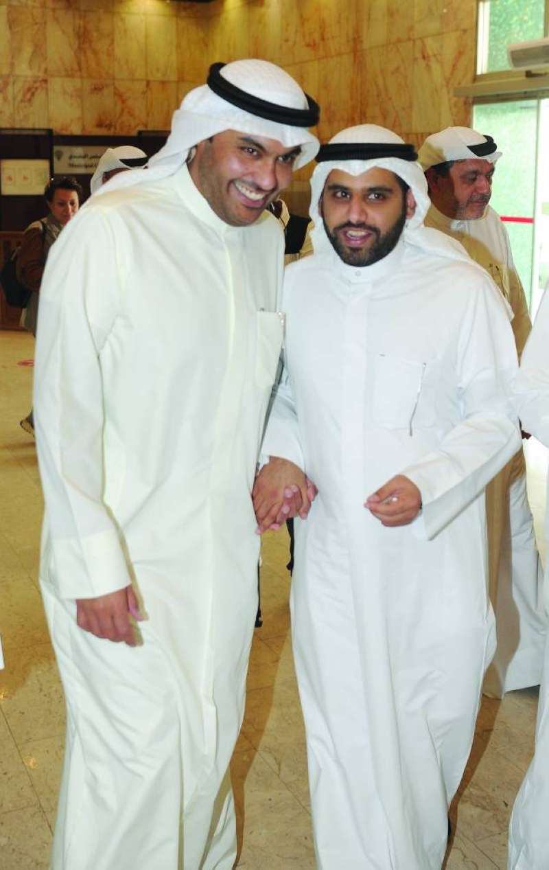 عبدالله المحري يداً بيد مع عبدالعزيز المعجل
