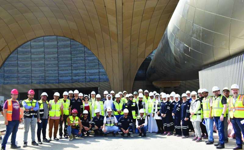 بوقماز تتوسط مسؤولي ومهندسي جهاز الإشراف على مشروع المطار الجديد
