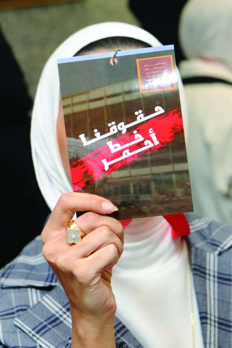 معتصمة تطالب بعدم المساس بالحقوق