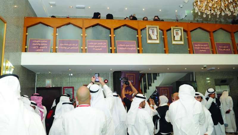 لافتات بالمطالب عرضها الموظفون بالاعتصام