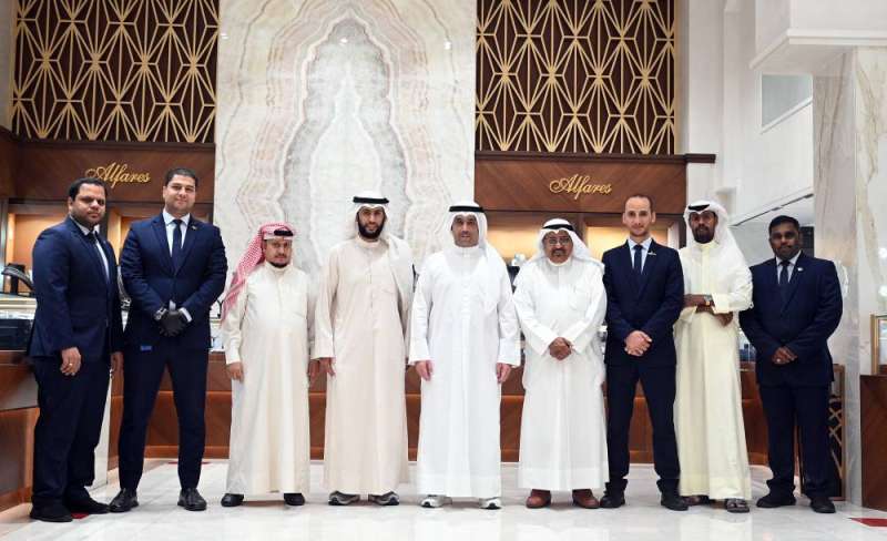 عبدالله الفارس وفارس الفارس متوسطين فريق العمل 