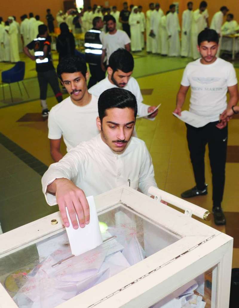 طالب يدلي بصوته