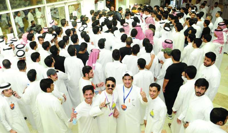 إقبال كثيف على المشاركة في الانتخابات 	(تصوير سعود سالم)
