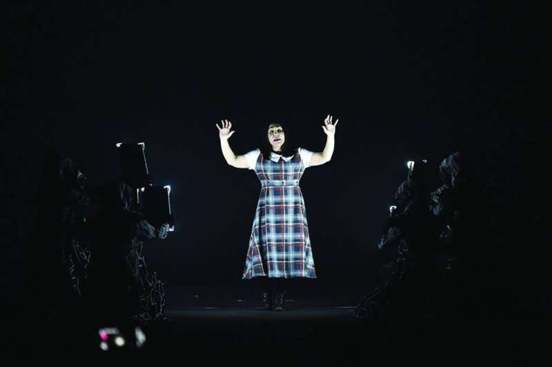 أحلام حسن في مشهد من المسرحية 