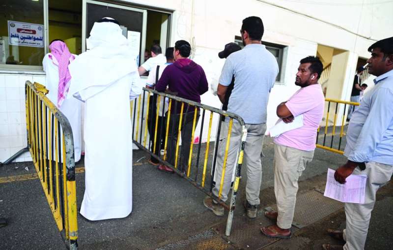 
مسار للمواطنين وآخر للمقيمين 	(تصوير نايف العقلة)
