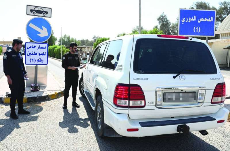 
إجراء الفحص الفني لسيارة أحد المواطنين