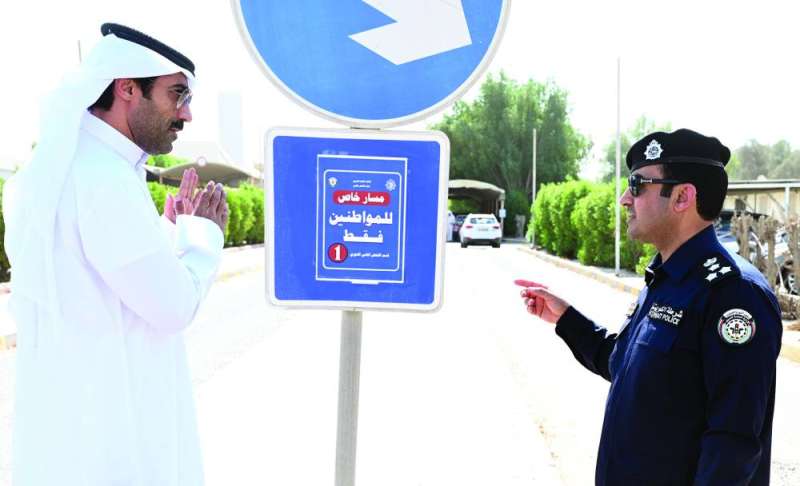 
العميد مشعل السويجي يشرح للزميل نايف كريم التسهيلات الخاصة بالمواطنين