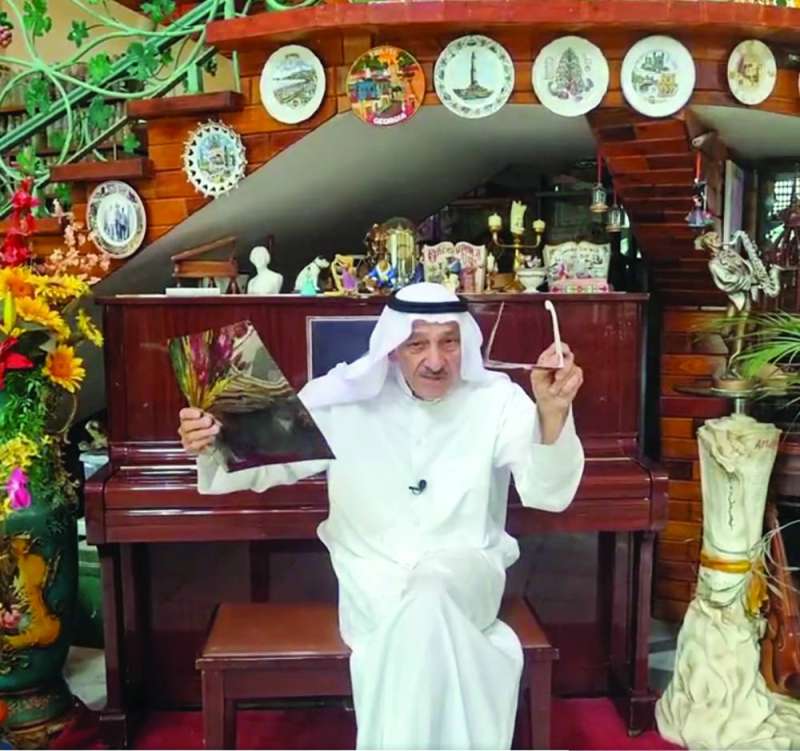 السعدون مُمسكاً بالفلتر والنظارات خلال الفيديو