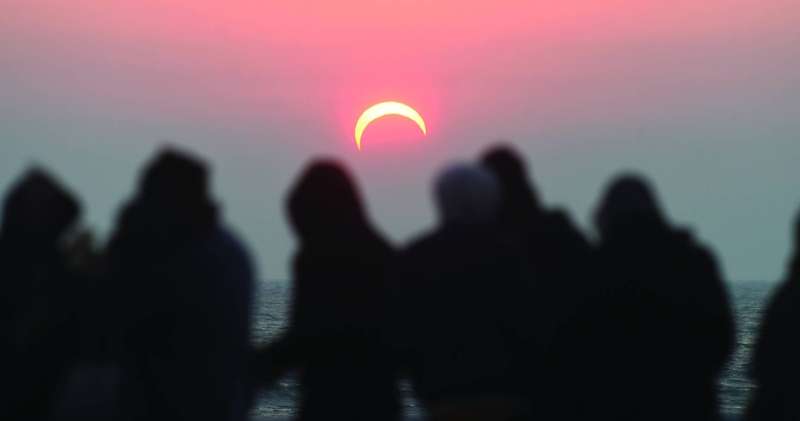 من الكسوف الأخير للشمس في سماء الكويت 	(تصوير أسعد عبدالله) 