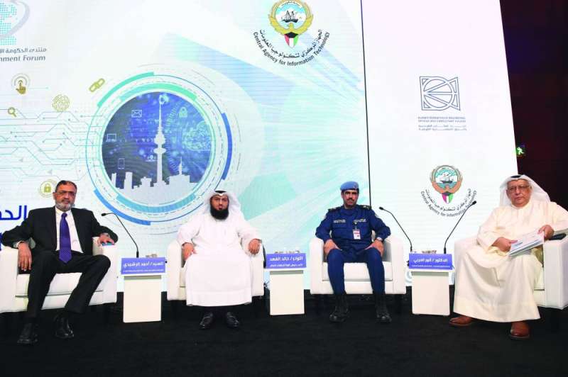 
الفهد والرشيدي يتوسطان مدير الحلقة النقاشية أنور الحربي ومحمود عرفة