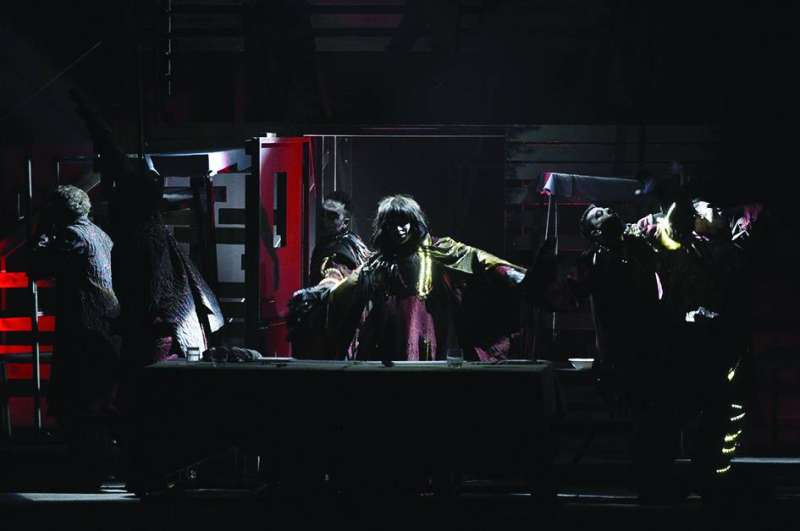 منافسة تمثيلية على الخشبة 