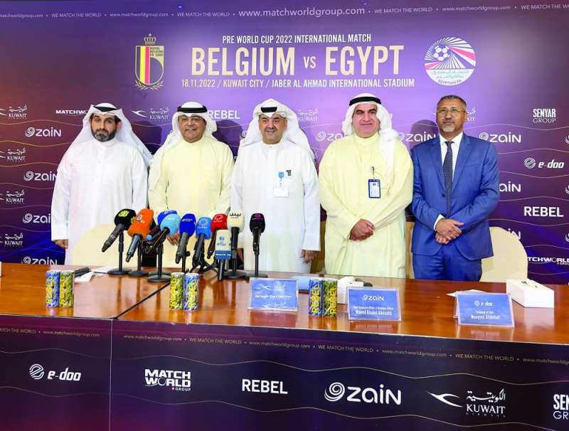 
الخشتي والشهاب وممثلو الاتحاد الكويتي لكرة القدم والرعاة

