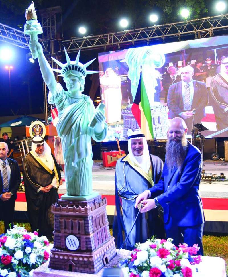 سالم الصباح مشاركاً هولتسنايدر قص قالب حلوى الاحتفال (تصوير سعود سالم)