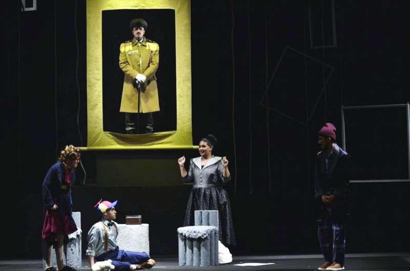 من مسرحية «الواشي»