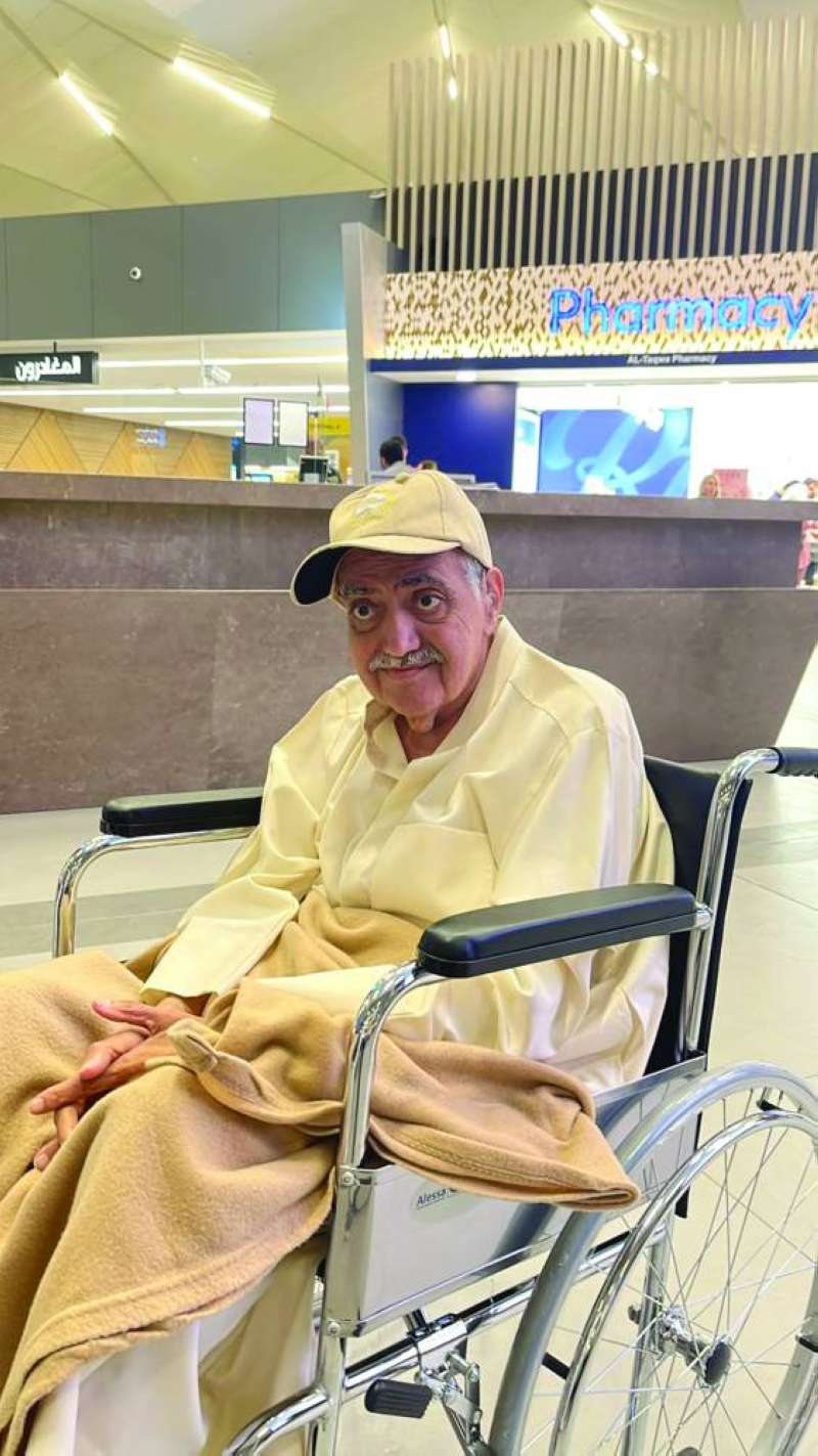 بدر الطيار في مطار الكويت قبل مغادرته إلى تايلند 