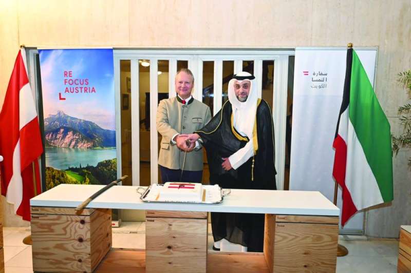 السفير النمساوي والمستشار محمد حياتي يقطعان قالب الحلوى 	 (تصوير أسعد عبدالله) 