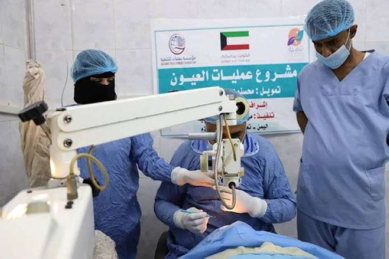 إجراء عملية جراحة للعيون بمدينة تعز اليمنية
