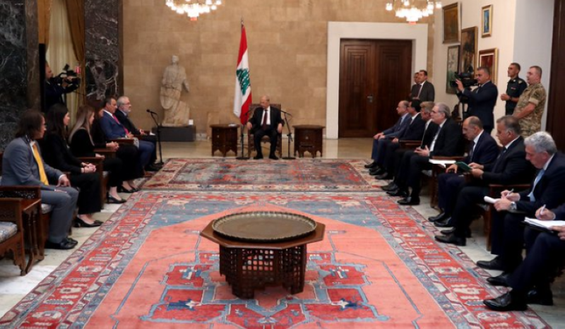 الرئيس اللبناني مستقبلا الوفد القبرصي