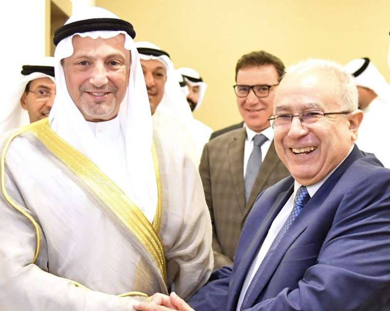 وزير الخارجية الشيخ سالم العبد الله مع نظيره الجزائري رمطان لعمامرة
